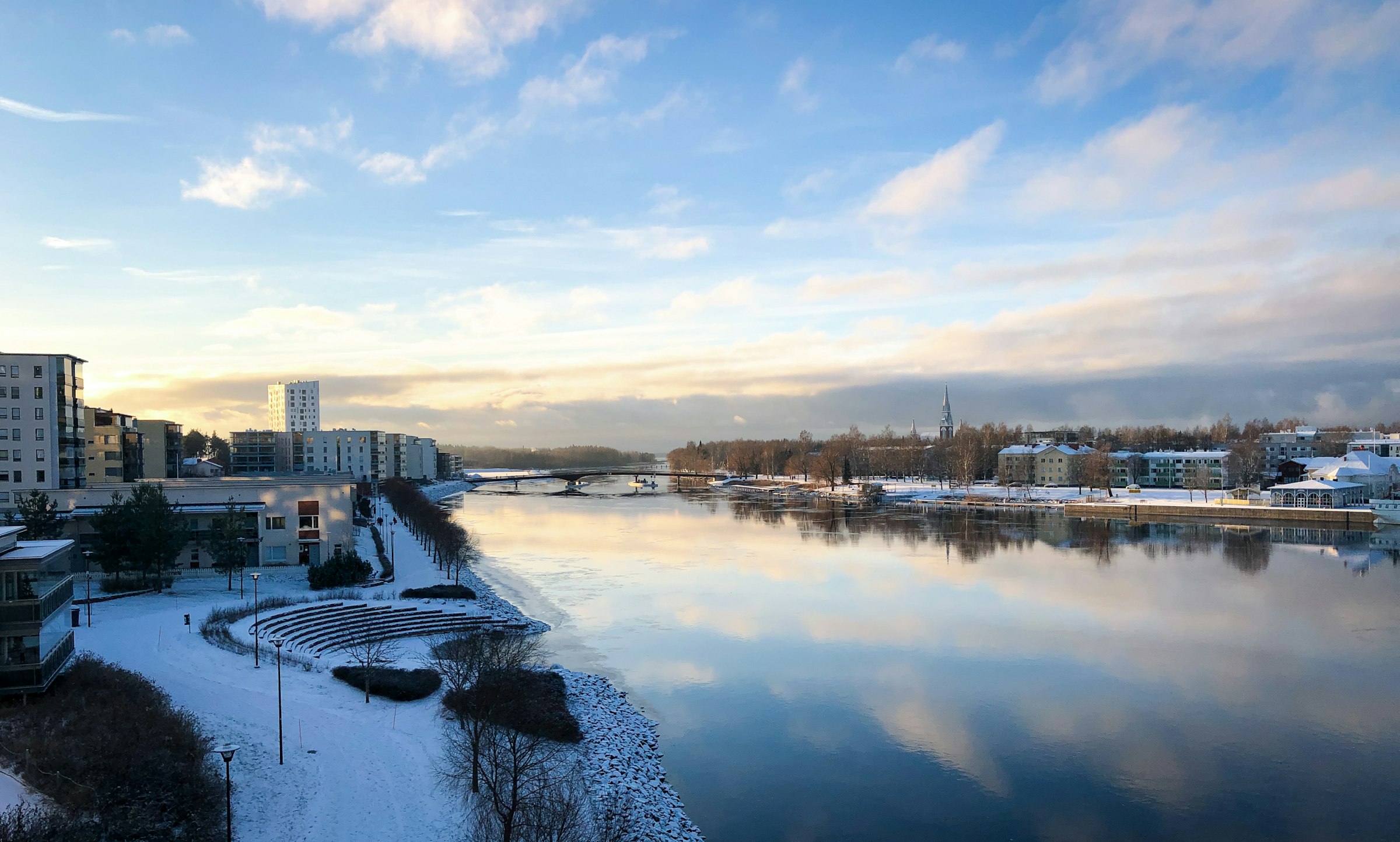 Pielisjoki ja Joensuun keskustan rakennuksia talvisena päivänä